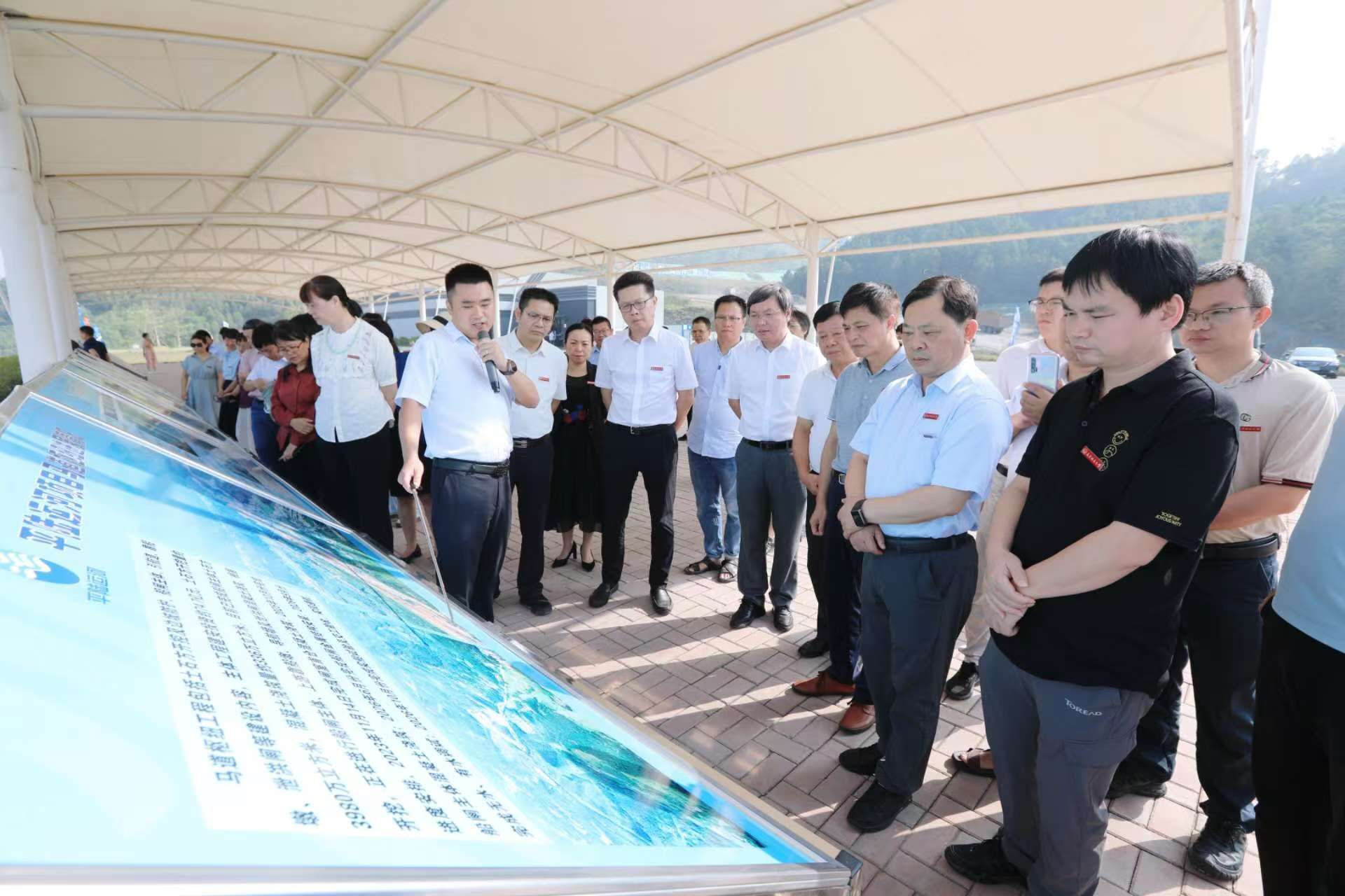 bw必威西汉姆联开展学校党员领导干部与党外知识分...